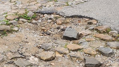 Сигнал: Малка тясна уличка в Елена с дупки, можеш да счупиш я краката, я главата