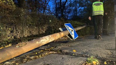 Ръждясал уличен стълб падна на кръстовище в столицата