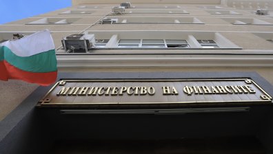 Министерството на финансите с подробности за служебно иззетите пари за училища