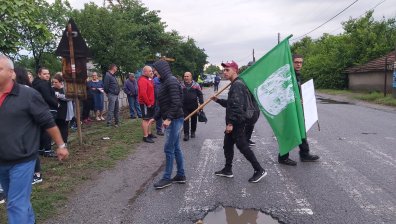 Протестиращи отново спряха движението при село Обручище