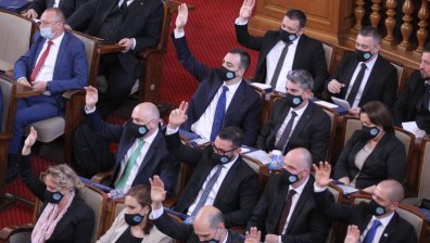Новите депутати се заклеха: Трифонов присъства онлайн, Борисов не се появи