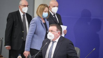 Министър Ангелов обясни за AstraZeneca и размаха пръст на политиците