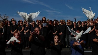 С наведени глави и мъка в очите: Сърбия отбеляза година от трагедията в Нови Сад (СНИМКИ)