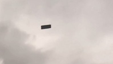 Не е НЛО: Ураган понесе диван в небето над Анкара (+ВИДЕО)