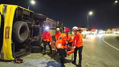 Автобусна катастрофа в Индонезия взе над 15 жертви
