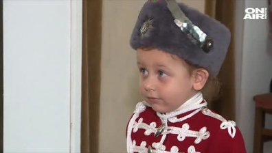 3-годишният Никола продължава да марширува редом с гвардейците пред Президентството