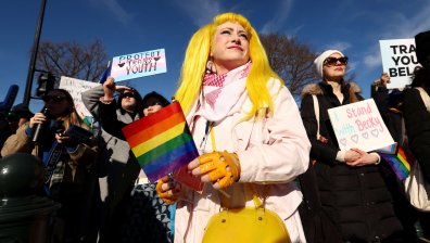 Дебат и протести за трансджендър ученици в спортовете в САЩ (СНИМКИ)