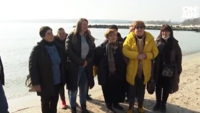 Морско пътешествие срещу ваксина: Кметът на Забърдо заведе хора в Приморско