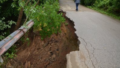 Бедствието в Монтанско - наводнени къщи и пропаднал мост, няма да връщат евакуираните