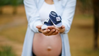 Лесбийки и самотни жени вече имат достъп до инвитро във Франция