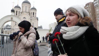 Много полиция, камери и страх от ексцесии: Стотици се сбогуват с Навални