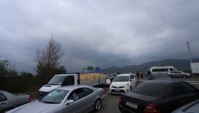 Огромно задръстване на АМ "Тракия", шофьори изпреварват в аварийната лента