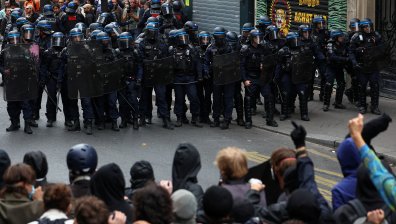 Франция гори: Протестиращи издигат барикади и палят огън в цялата страна (СНИМКИ)