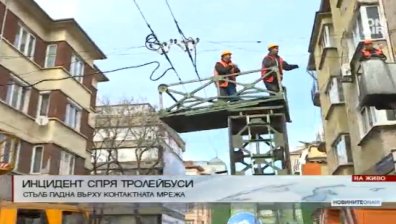 Стълб падна върху контактна мрежа, блокира движението