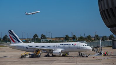 Анулирани полети заради стачка на авиодиспечерите във Франция