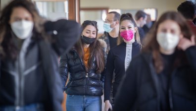Учениците от 7, 8 и 12 клас тръгват на училище
