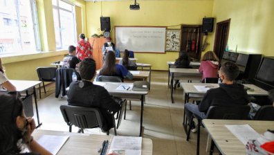 Ученици от 7 и 10 клас се явяват на национално външно оценяване по БЕЛ