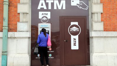 Уеднаквяват таксите за презгранични и вътрешни преводи в ЕС