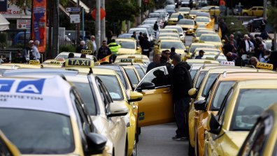 Стачката на такситата в Гърция: "Погребвате професията ни"