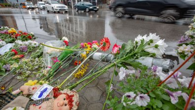 Цветя и свещи на лобното място на Милен Цветков
