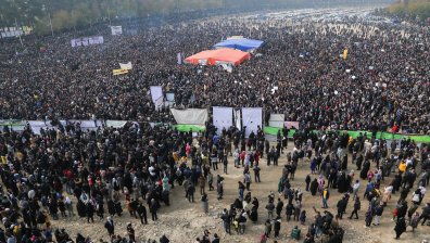 Недостиг на вода в Иран, протестиращи замерят полицаите с камъни