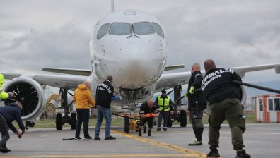 За първи път у нас: Двама силови атлети успяха поотделно да изтеглят новия Airbus A220 на "България Еър"