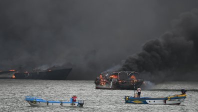 Пожар изпепели десетки риболовни лодки в Еквадор (ВИДЕО+СНИМКИ)