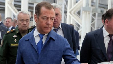 Медведев предупреди САЩ: Не си играйте игрички с Русия