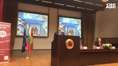 Президентът разкритикува властта пред студентите в УНСС