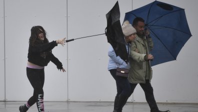 "Денис" удари Великобритания, червен код за опасност от наводнения