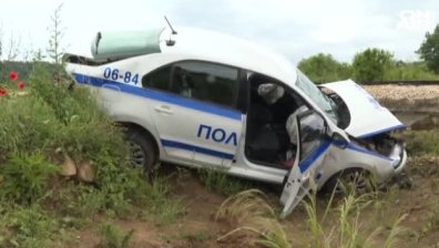 Джип блъсна полицейска патрулка, шофьорите са пострадали