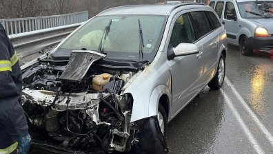 Тежка катастрофа в София, кола се удари челно в автобус на градския транспорт