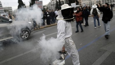 Студенти, пчелари и медицински работници блокираха центъра на Атина