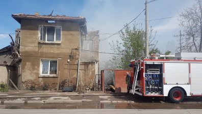 Пожар изпепели 3 къщи в "Орландовци", пострадала е жена