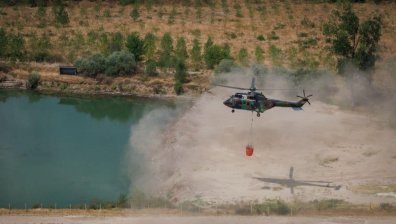 Пожарът над Струмяни остава сериозен, хеликоптерите и самолетите за гасене не могат да излетят