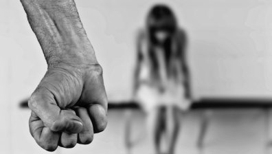 Млад мъж разби с юмруци лицето на жена в столична болница