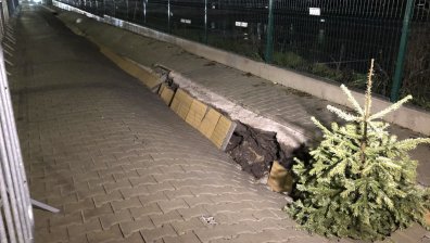 Новият тротоар при станция на линия 3 на метрото пропадна