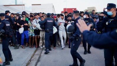 Испанската полиция извежда с гумени куршуми и палки мигрантите от плажовете на Сеута