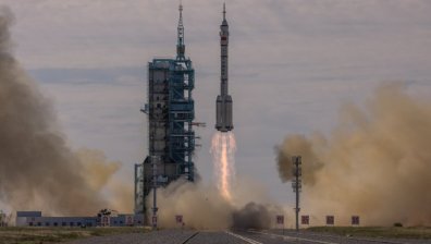 Кислородът от ракетите отива в болниците, НАСА отложи изстрелване на спътник