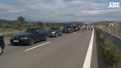 Километричните опашки на "Кулата": Хора излязоха от колите си, за да играят хоро