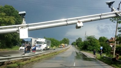 ТИР се завъртя и събори камерите на тол системата край Мездра