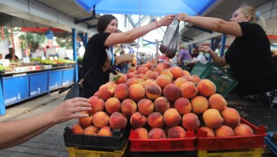 В очакване на по-високи цени: Софиянци трескаво подготвят зимнина