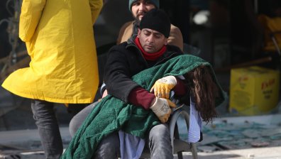 Невъзможна раздяла - баща не пуска от прегръдката детето си, което не оцеля