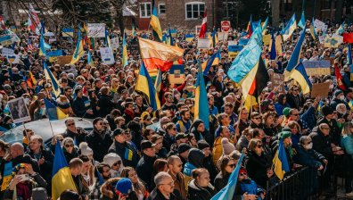 Стотици хиляди в Европа с призив "Спрете войната", над 1700 са арестувани в Русия