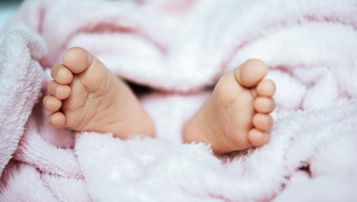 Разбиха "фабрика за бебета" в Гърция - сред измамените има и българки