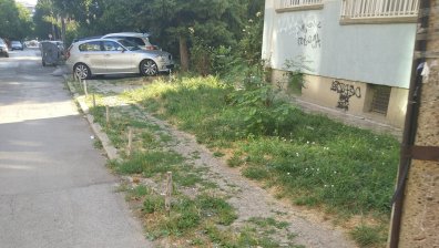 В София: Изоставени коли, паркиране в зелени площи, разбити тротоари...