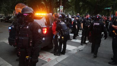 Застреляха мъж при сблъсъци с полицията на протестите в САЩ (ВИДЕО)