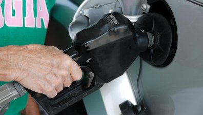 Средна заплата в България стига за 500 л гориво - къде сме в Европа?