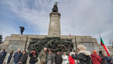 Активисти на БСП бранят с жива верига Паметника на съветската армия