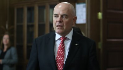 СГП: Сарафов внесе сигнал срещу Гешев, случайно избран прокурор го проверява